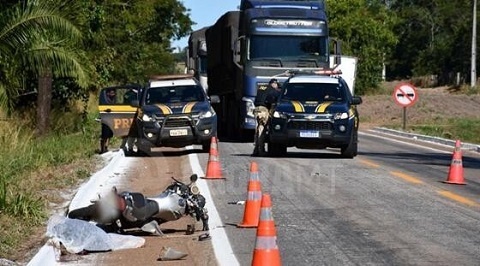 Homem morre em colisão entre moto e caminhão na BR-364