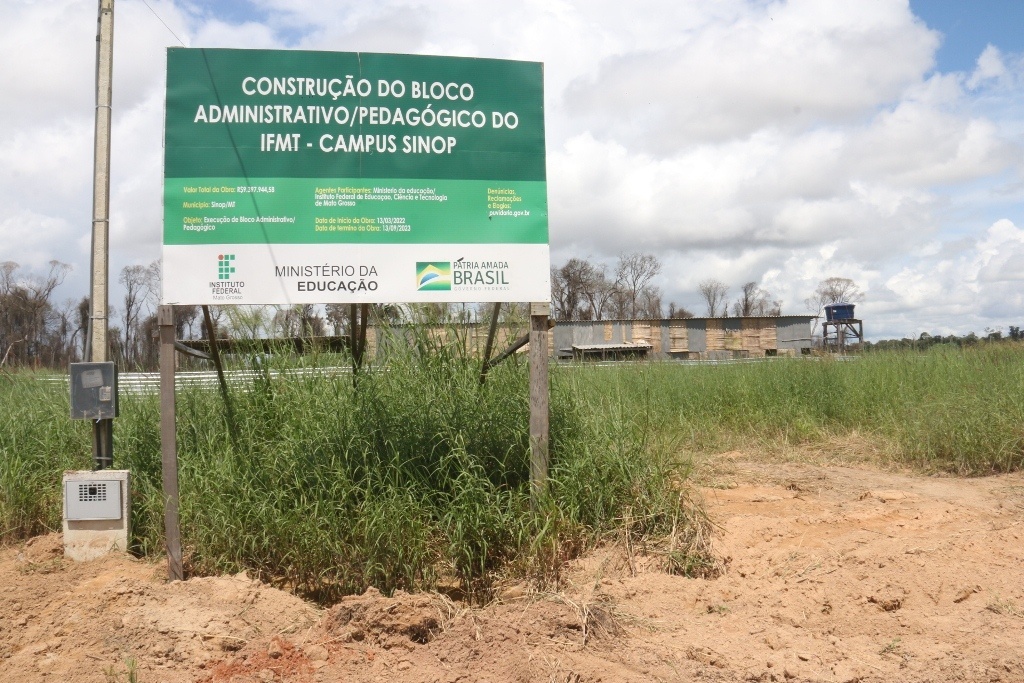 IFMT multa construtora e contrata empresa sem licitação para concluir a obra