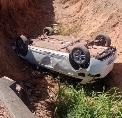 Carro cai em ''valetão'' após acidente em Sinop