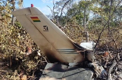 Aeronave cai e policiais localizam fuzil em meio aos destroços
