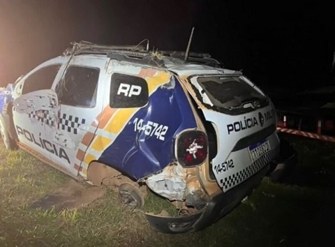 Viatura da PM bate em anta, capota e sargento sofre traumatismo craniano