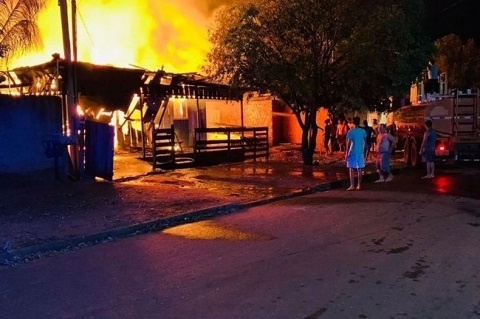 Mulher de 25 anos morre carbonizada em incêndio