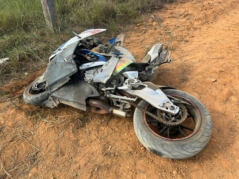 Piloto de moto de alta cilindrada fica ferido após perder controle da direção