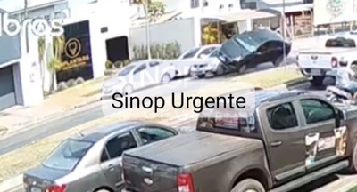 Sinop: Carro tomba após atingir outro que saia de estacionamento