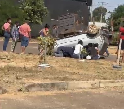 Sinop: Carro tomba após colisão com pick-up
