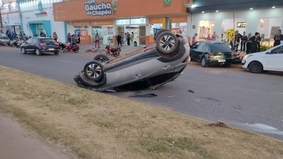 Sinop: Carro capota após ser atingido por outro que saia de estacionamento
