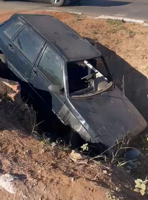 Carro cai em vala de escoamento de água entre avenidas de Sinop