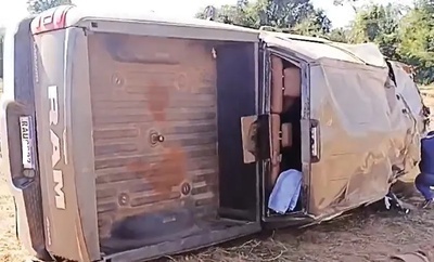 Caminhonete fica completamente destruída após capotar na BR-163