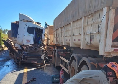 Caminhoneiro morre em colisão entre três carretas na BR-163 em Sinop