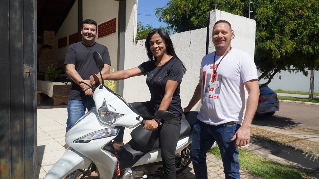 CDL e parceiros entregam moto à ganhadora na Campanha Amor em Dose Dupla