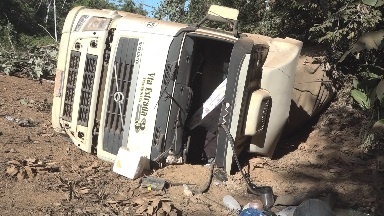 Motorista se fere após carreta tombar na MT-423