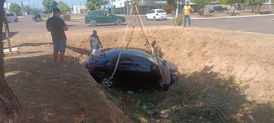 Sinop: Carro cai em vala de escoamento de água