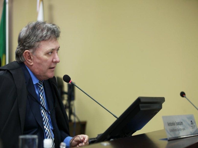 Inocentado, conselheiro do TCE vai até a PF e retira bens