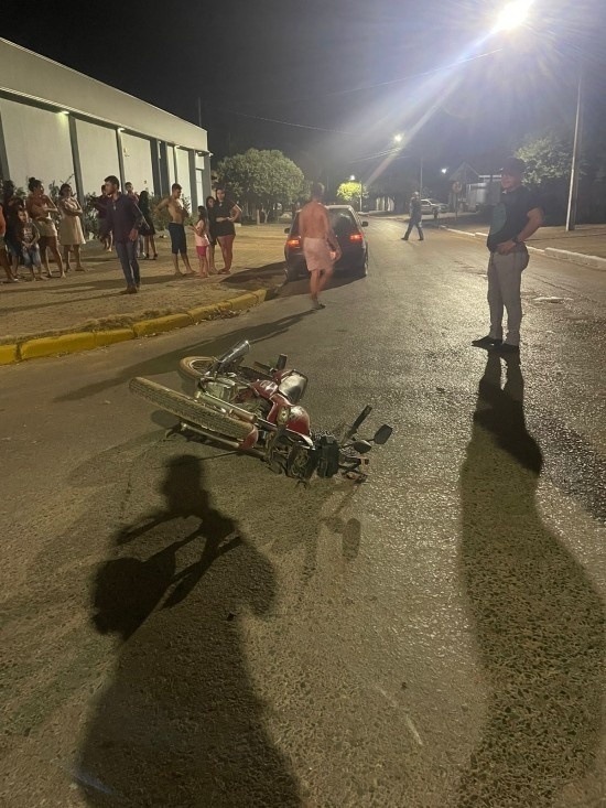 Colisão entre moto e carro deixa homem ferido