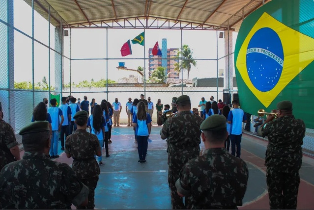 Governo decide encerrar programa de escolas cívico-militares