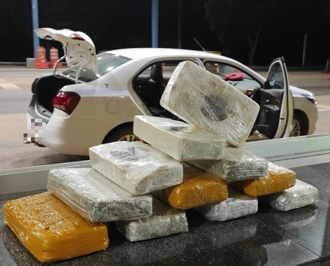 Força-tarefa com cães farejadores do Gefron apreende 11 tabletes de drogas com passageiro de táxi