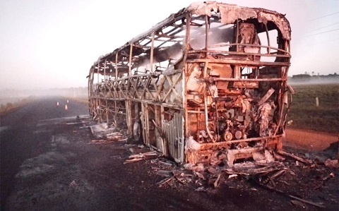 Ônibus que transportava 9 passageiros é destruído por incêndio em rodovia estadual