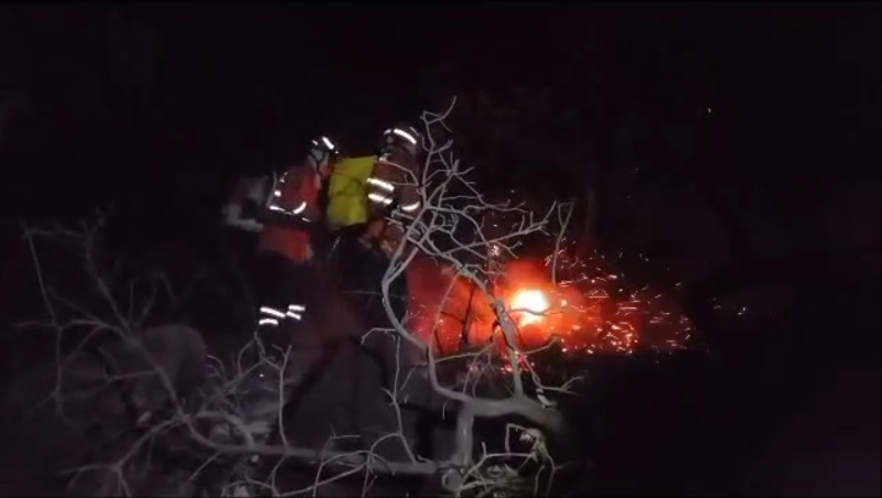 Corpo de Bombeiros de MT extingue incêndio na Estrada de Chapada
