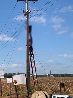 Cláudia: Instalador de internet recebe descarga elétrica e morre durante trabalho