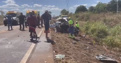 Colisão entre caminhonete e carreta deixa três mortos na BR-163