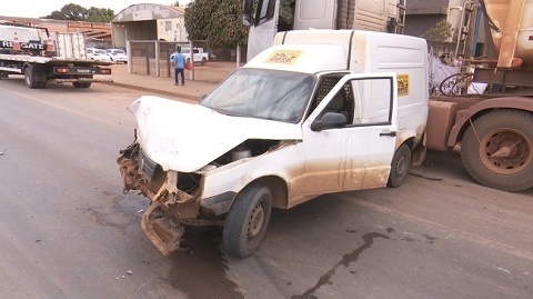 Motorista invade rodovia e colide com carro na MT-242