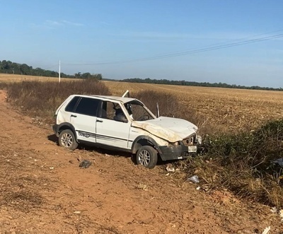Carro capota em rodovia e motorista fica ferido