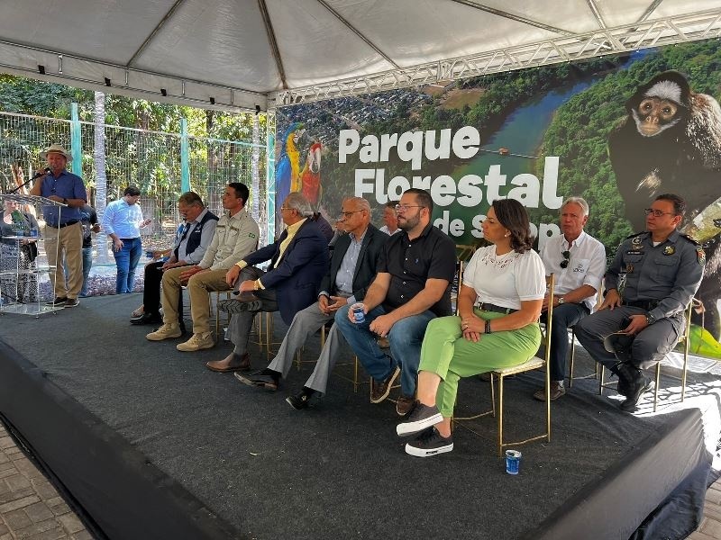 Autoridades entregam novas ambulâncias, carros e maquinários para estruturar secretarias municipais