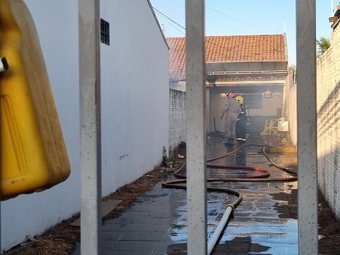 Incêndio atinge carro e residência em Sinop