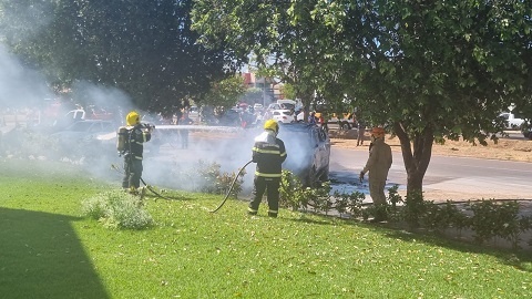 Caminhonete pega fogo na calçada de igreja em Sinop