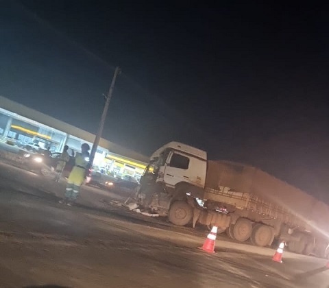 Carretas se envolvem em colisão na BR-163 em Sinop