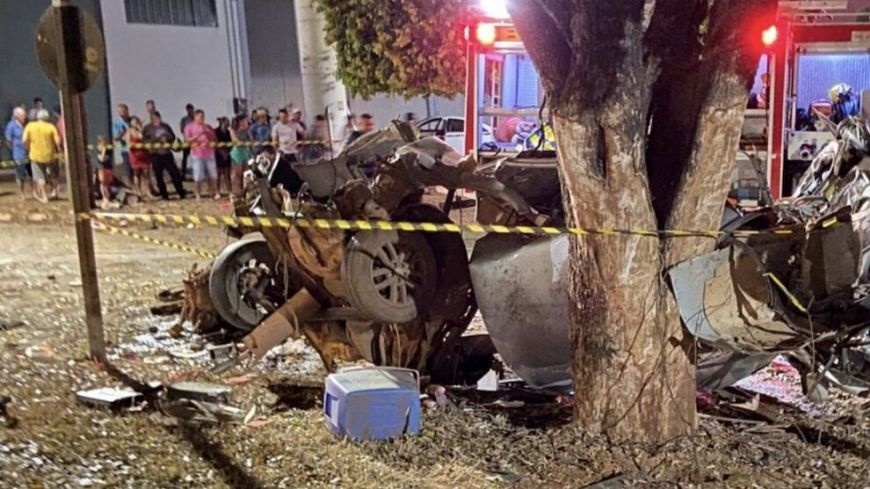 Carro 'parte ao meio' após bater em árvore e três pessoas morrem em Sorriso
