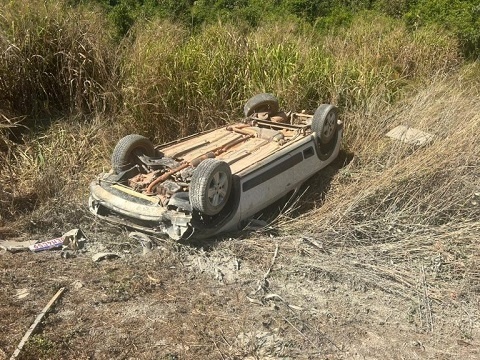 Carro tenta ultrapassagem e capota após ser atingido por carreta na MT-220