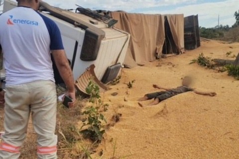Carreta com milho tomba na MT-320 e carga fica espalhada na pista
