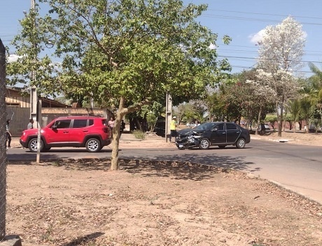 Carros se envolvem em colisão no Jardim Primaveras em Sinop