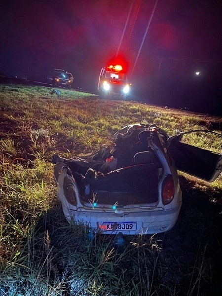 Motorista de carro morre após colisão com van que transportava 17 estudantes