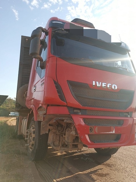 Carro e carreta se envolvem em acidente na BR-163 próximo ao Camping Club