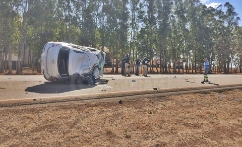 Idoso morre após filho dormir ao volante e carro bater e capotar na BR-163