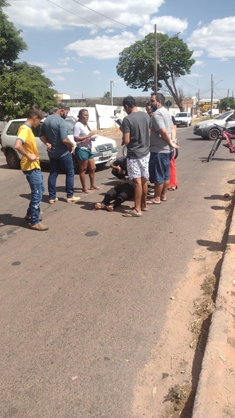 Mulher fica ferida em colisão entre moto e carro em Sinop