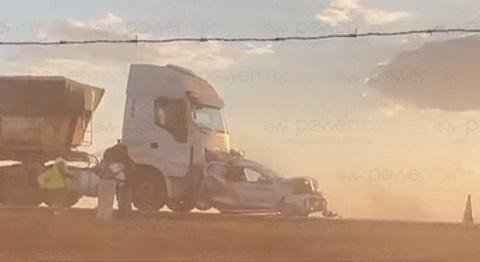 Acidente grave deixa carro prensado entre duas carretas na BR-163