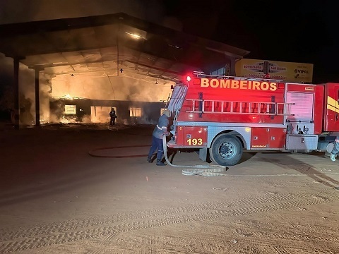 Sinop: Barracão é completamente destruído após incêndio