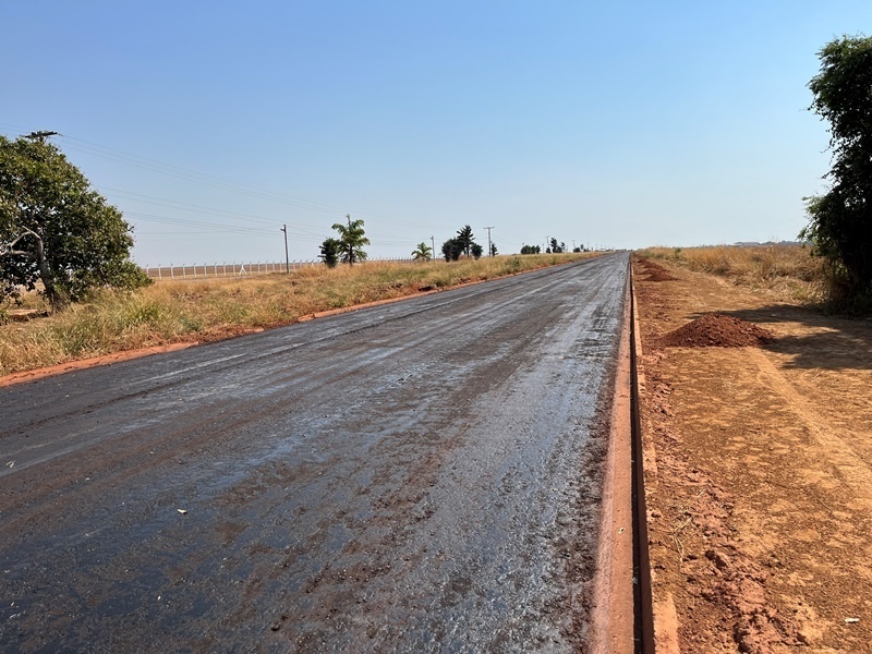 Obras de duplicação da avenida Bruno Martini até o Aeroporto avançam com aplicação de material asfáltico