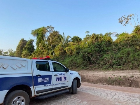 Corpo em decomposição é encontrado próximo de fazenda