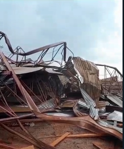 Vendaval em Tabaporã causa estragos e deixa barracão destruído