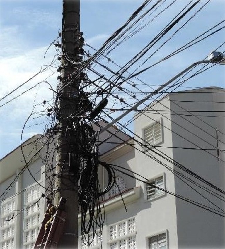 Energisa faz mutirão de limpeza de fios de telefonia em Cuiabá e no interior