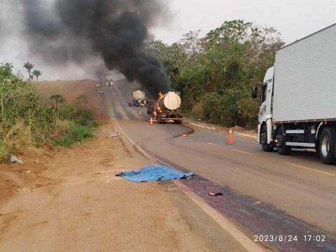 Motociclista morre carbonizado após colisão com caminhão