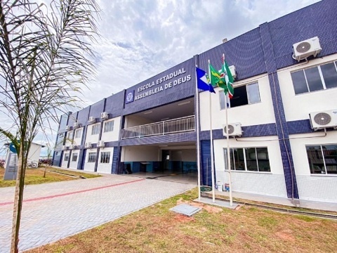 Homem invade escola, atira e deixa dois estudantes baleados