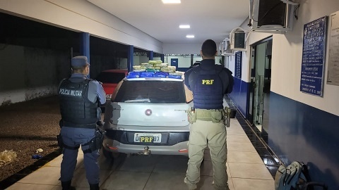 PM e PRF prendem motorista com 17 kg de cocaína escondidos em tanque de veículo