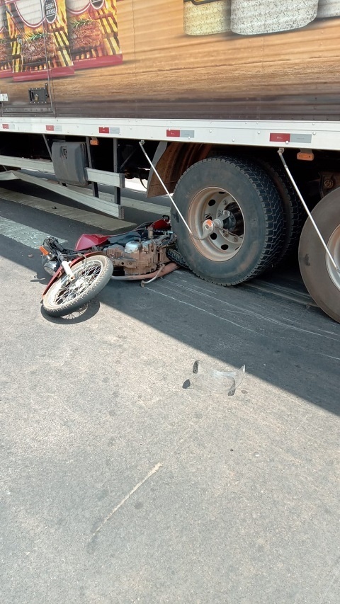 Motociclista morre em colisão com caminhão no centro de Sinop