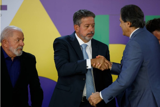 Lula assina MP para tributar fundos de super-ricos e envia projeto das offshores