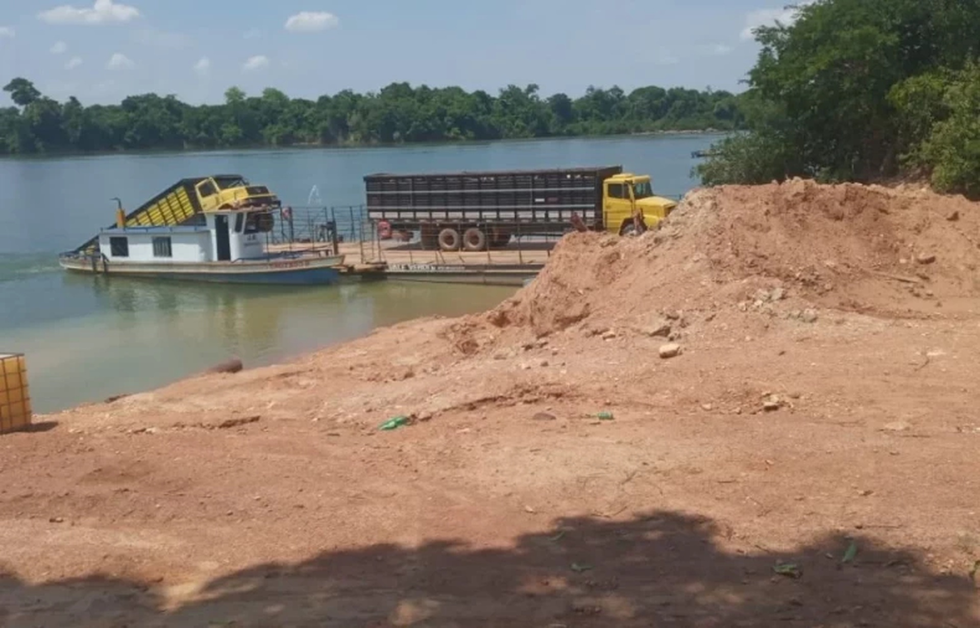 Caminhão carregado de gado fica pendurado em balsa no Rio Teles Pires